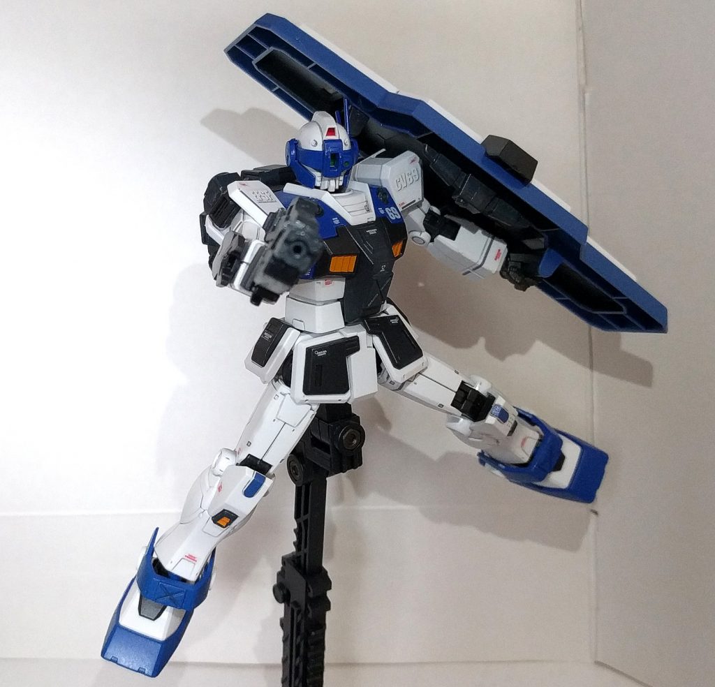 バイザーももちろん可動します、形状がジム·スナイパーカスタムと似たような造形ですが、センサー部が増えていたりと若干形状が異なるのも特徴です