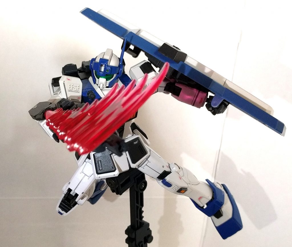 HGらしくアクションベースにも対応、ガーディアンシールドを持たせて派手なポーズで飾る時は下部の持ち手を使うとより格好良くアクションポーズをとらせることが出来ます