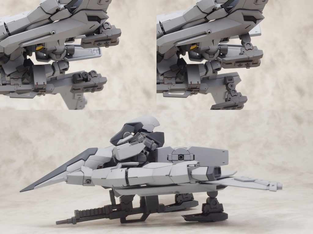 フライトユニットのパーツを展開すればランディングギアになります。
ランディングギアとライフルの3点で接地します。
　
　
　