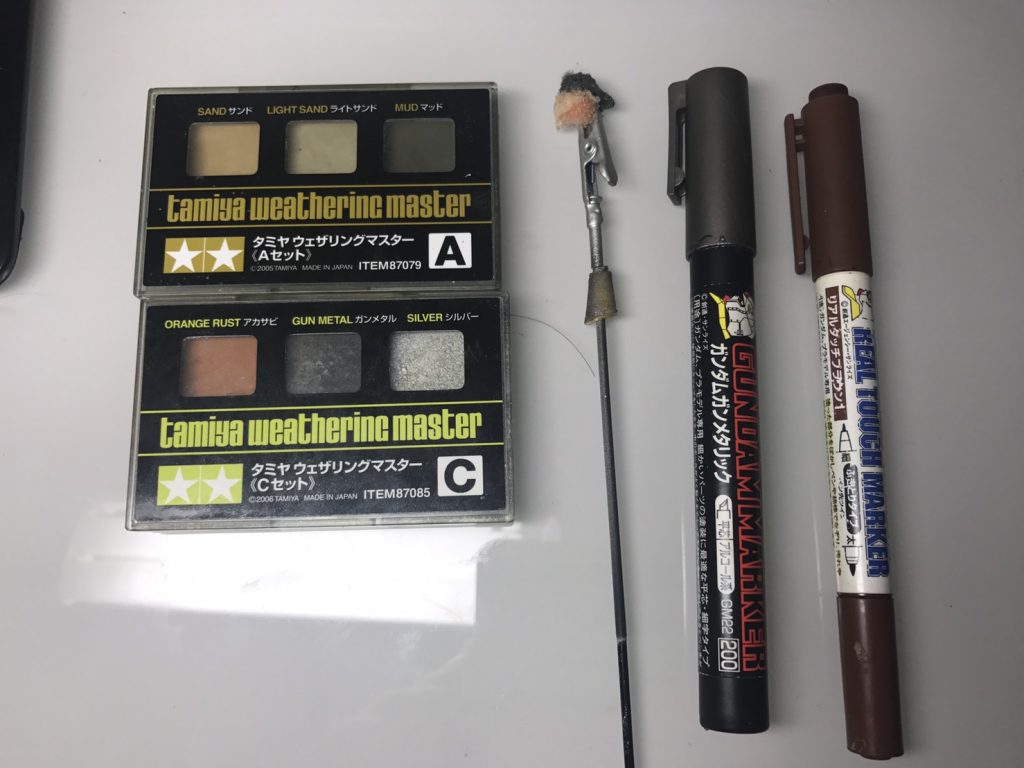 ウェザリングに使用した道具はこれだけ！
小さく千切った食器用スポンジでガンメタをエッジ部分にトントン・・・・