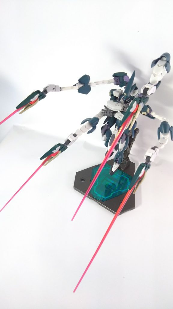 アームはプラ板とホムセンの電話機用コード。某ブキヤ製蛇腹剣の存在を知ったのは完成後であった…