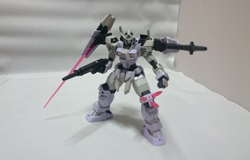 ダブルバレットのサイドバインダーが装備され、ツインドッズキャノンとビームサーベルで遠・中・近距離に対応します。懐に潜り込まれたらビームニーキックがジャンボ鶴田ばりに炸裂するでしょう。