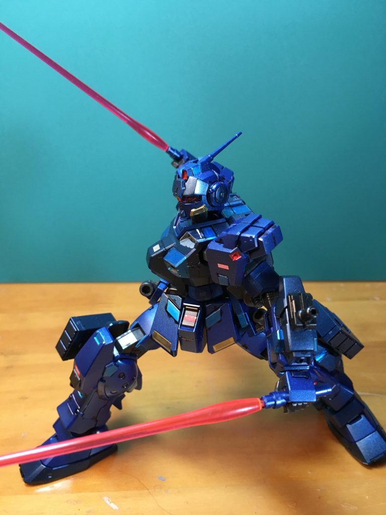 　先程肩の前方可動が苦手といいましたが、後ろに可動する分にはビームサーベルを振り抜くポーズが良く似合います。