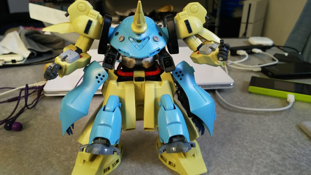 ハイゴッグパーツを取付け。両脇のケンプファーアメイジングの大型ビームキャノンとジオ頭部による角は制作途中の思い付き。