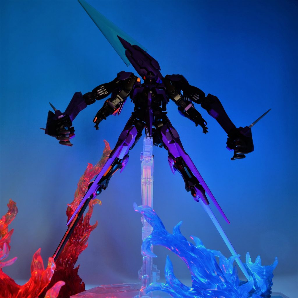 モノアイや各部のコンデンサは蛍光塗料で塗っているので、
ブラックライトで光ります。
完成写真はここまで。