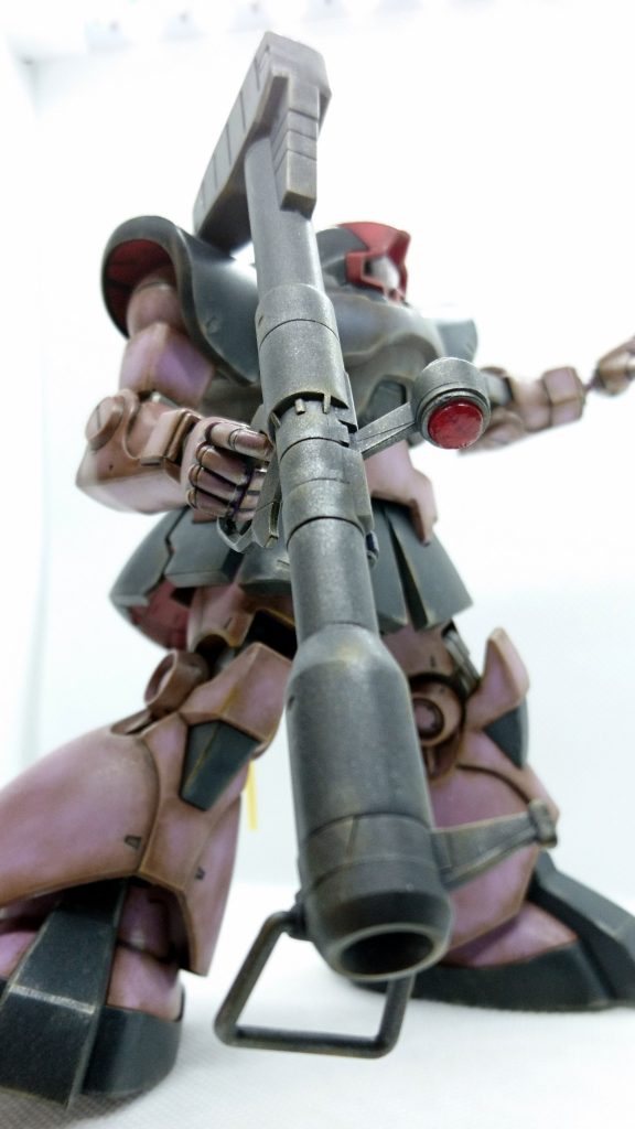 ジャイアントバズは黒鉄色。（缶スプレー）
スコープ部分はクリアーピンク。（筆塗り）

スコープ部分は一番最後に取り付けたのですが、
厚塗りが影響して取り付ける時にきつくて根元から折れました・・・。

殆ど分からない程度に修正出来ましたが、今後は気を付けたいと思います。