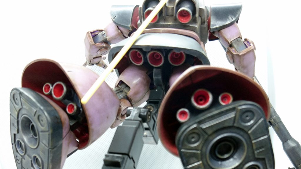 装甲裏は既存の肩と同様に白サフ後にガンダムレッド。（缶スプレー）
バーニア内部はメタリックレッド。（筆塗り）
バーニア表面、足裏は黒鉄色。（缶スプレー）