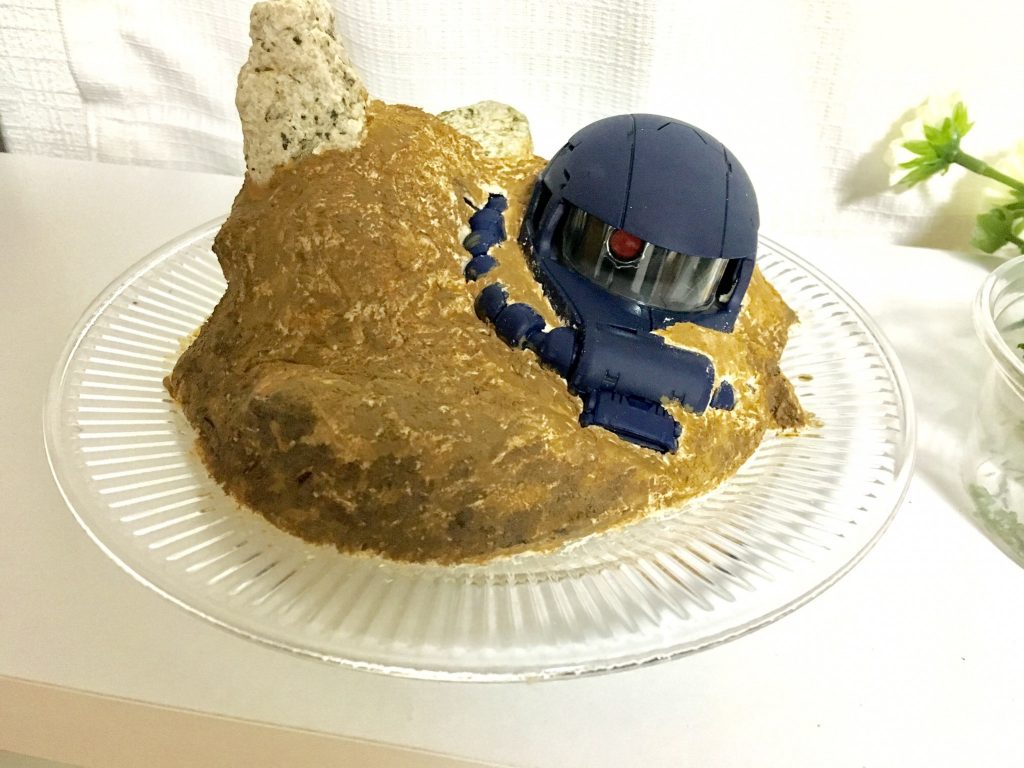 紙粘土を盛り、絵の具で色を塗ったところ。ザクのつぶらな瞳が「やめて…」と訴えていますね(やめません)。