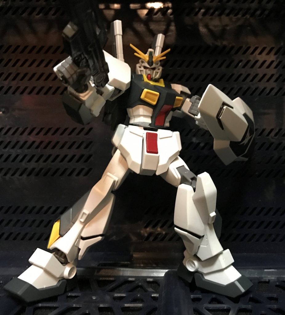 可動範囲の関係でアクションポーズは取りずらいですかね。