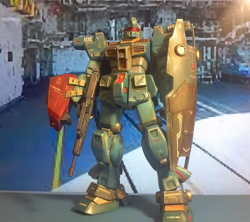 機体色は、渋いバニング大尉に合わせて、塗料を調合してオリジナルを作りました。ちょっとティターンズカラーにも似てますが・・・w。右腕には着脱式ミサイルポッドを装着。デカールはこれでもかと言うくらいに貼りましたw。