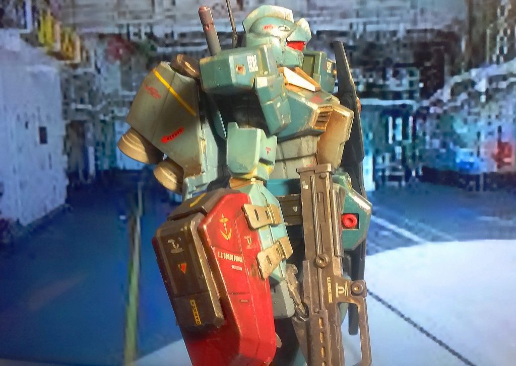 ミキシングビルドによる着脱可能なミサイルポッドをジャンクパーツ（多分ガゼルかな）とプラ板で作り装着しました。