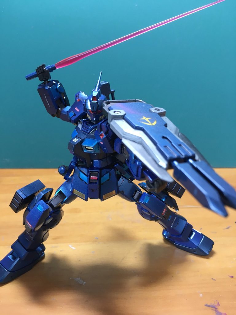 　シールドはシルバーの塗装をミスってマーカーのはがしペン使ったので、その近辺だけメタリックでなくなってます。素直に筆やつまようじで塗っておけばよかった…