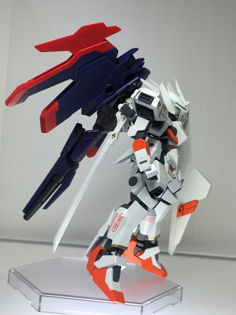 バックパック接続部にはレールガンの代わりに無銘刀もマウント可能