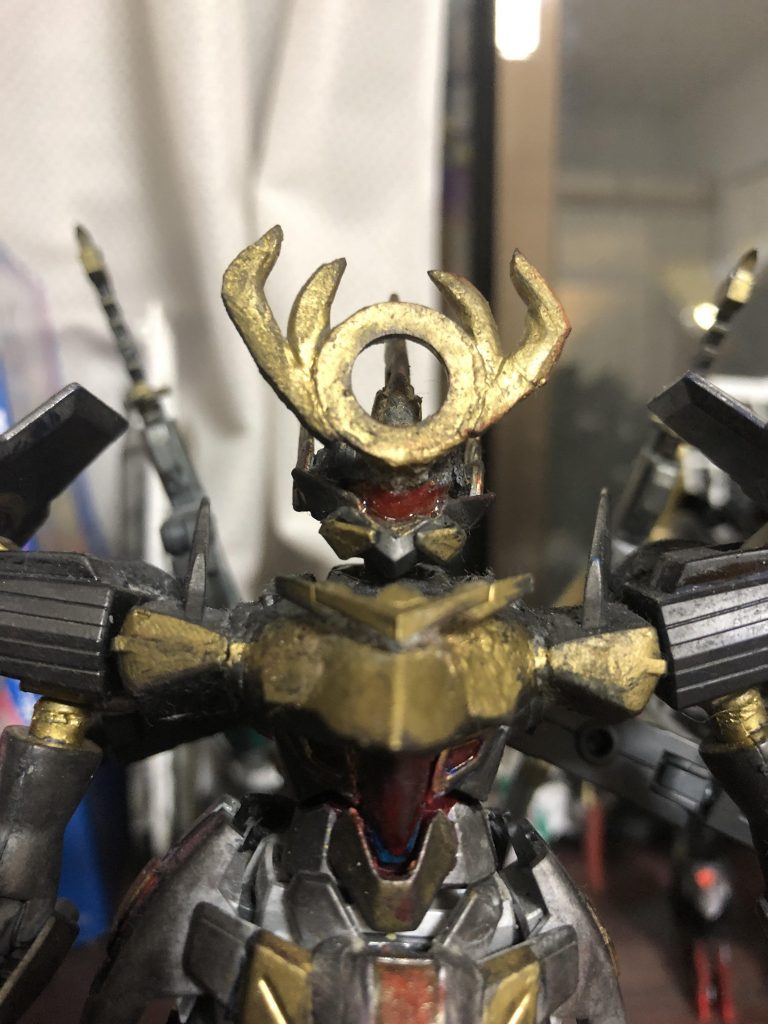 まず、頭は武者みたいに兜をイメージした、飾りを付けました。マスク部分はスサノオのパーツを貼り付けました。このガンプラのベースはペイルライダーであり、目が赤いのも、EXAMシステムが発動した状態を表しています。
