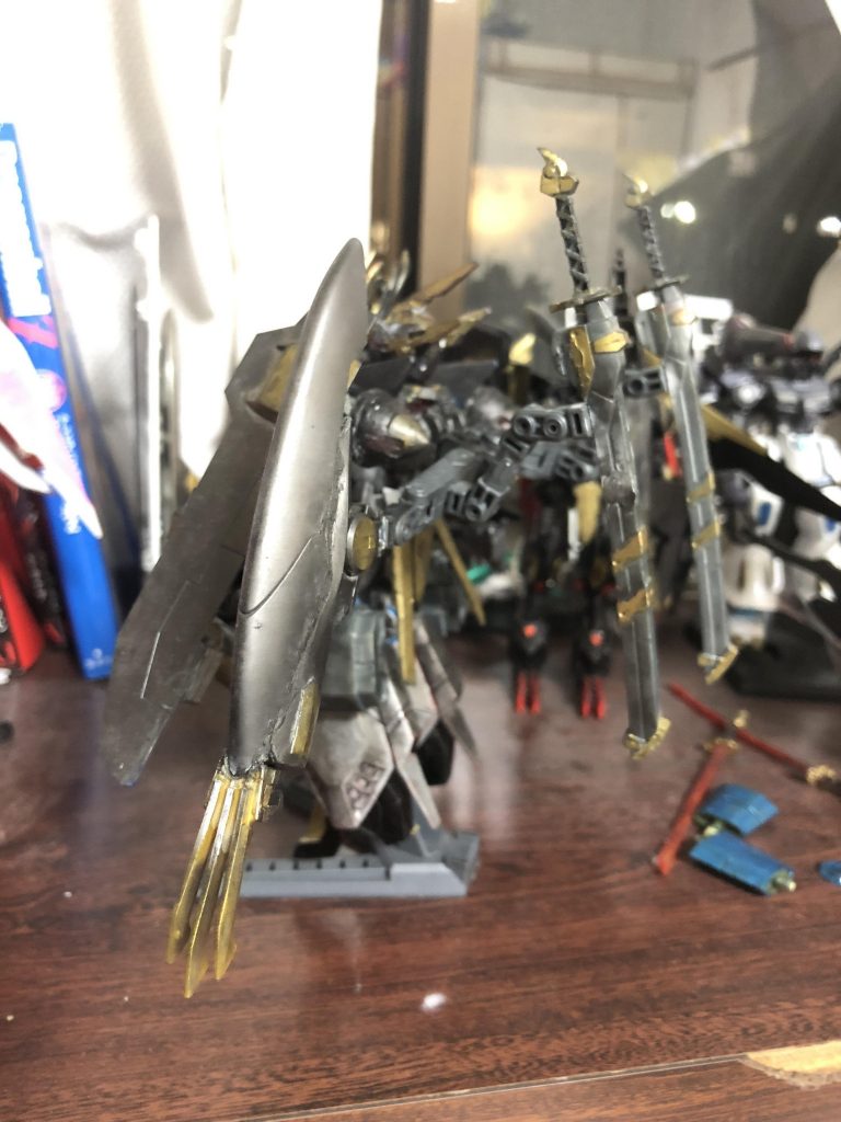 次はサブアームです。背中には二本の腕と刀を付けています。