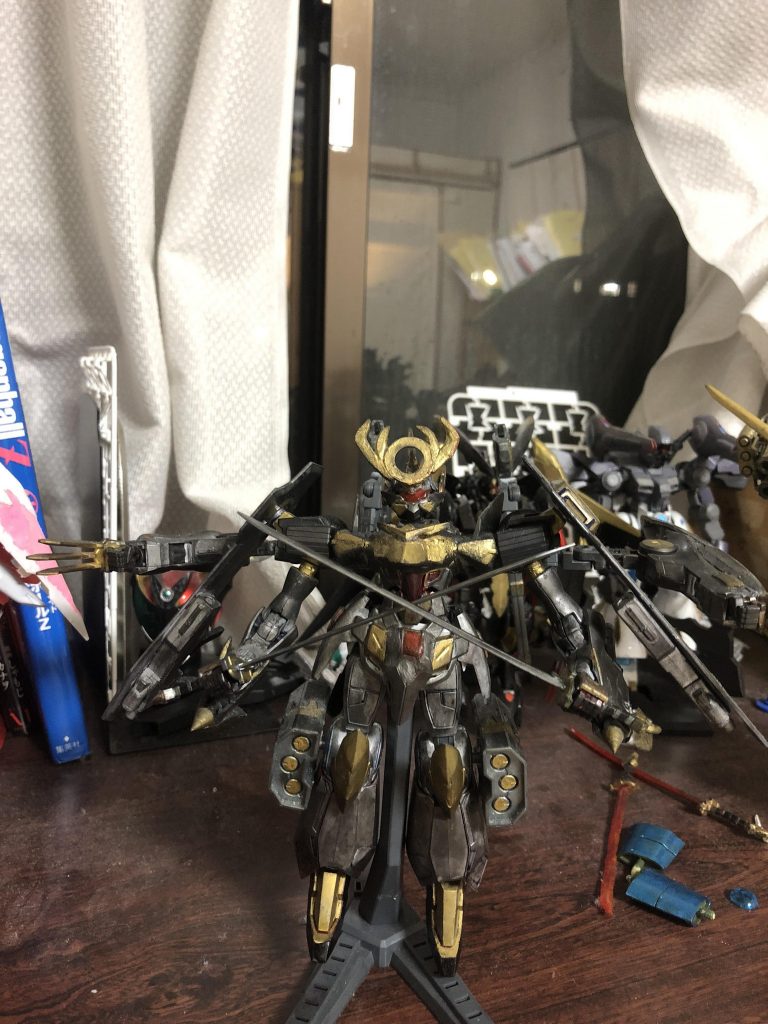 刀とサブアームの鉤爪で相手を切り裂きます。