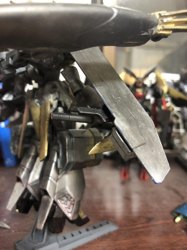 さらに肩の装甲の下には小銃を隠し持ってます。