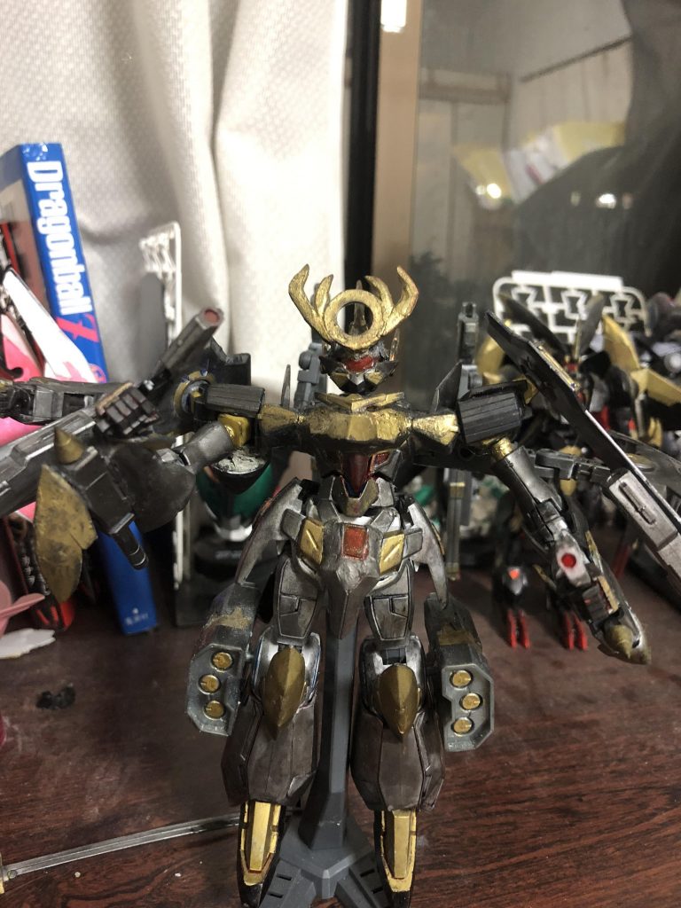 持つとこんな感じで、脚にもミサイルが付いており、遠距離相手にも対処できます。