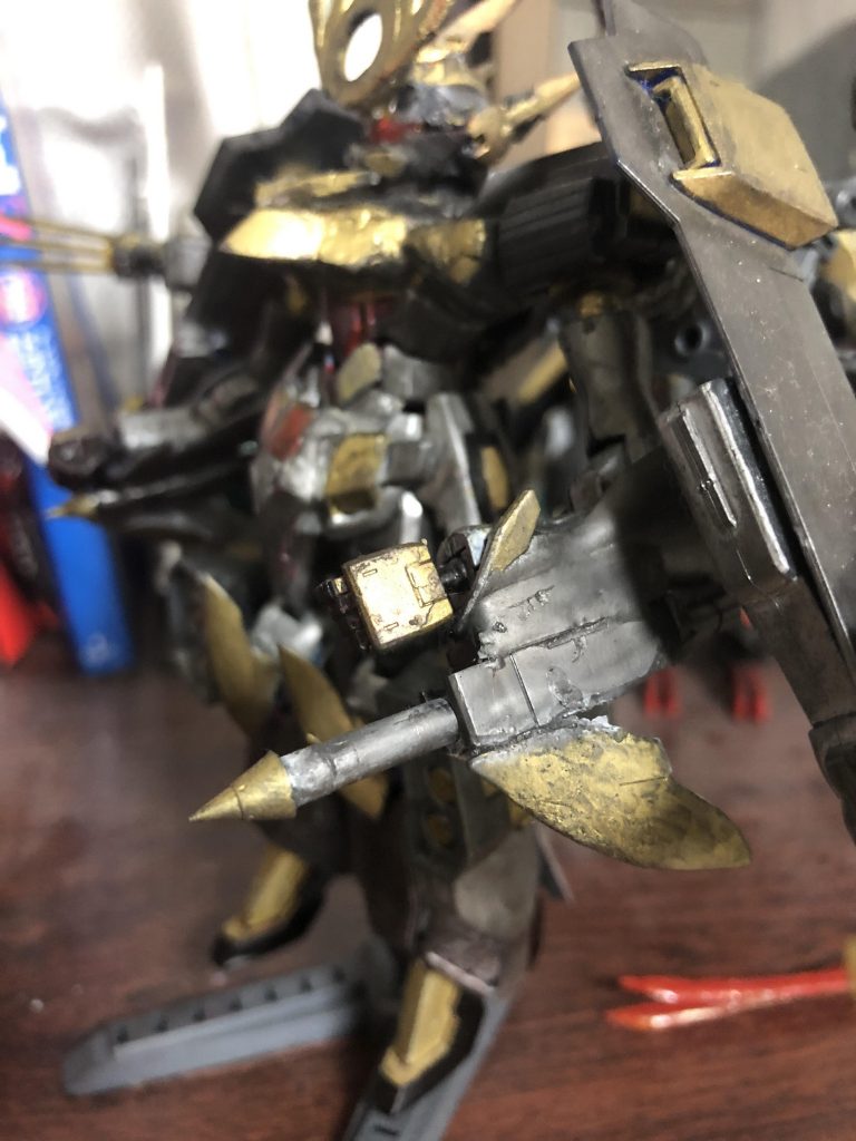 お気づきの人もいた思いますが、実は隠し武器があり、腕の下にはこのような、槍が飛び出る武装も付いています。（パイルバンカーみたいなものです。）油断して近づいてきた相手に打ち込みボディに穴を空けます。