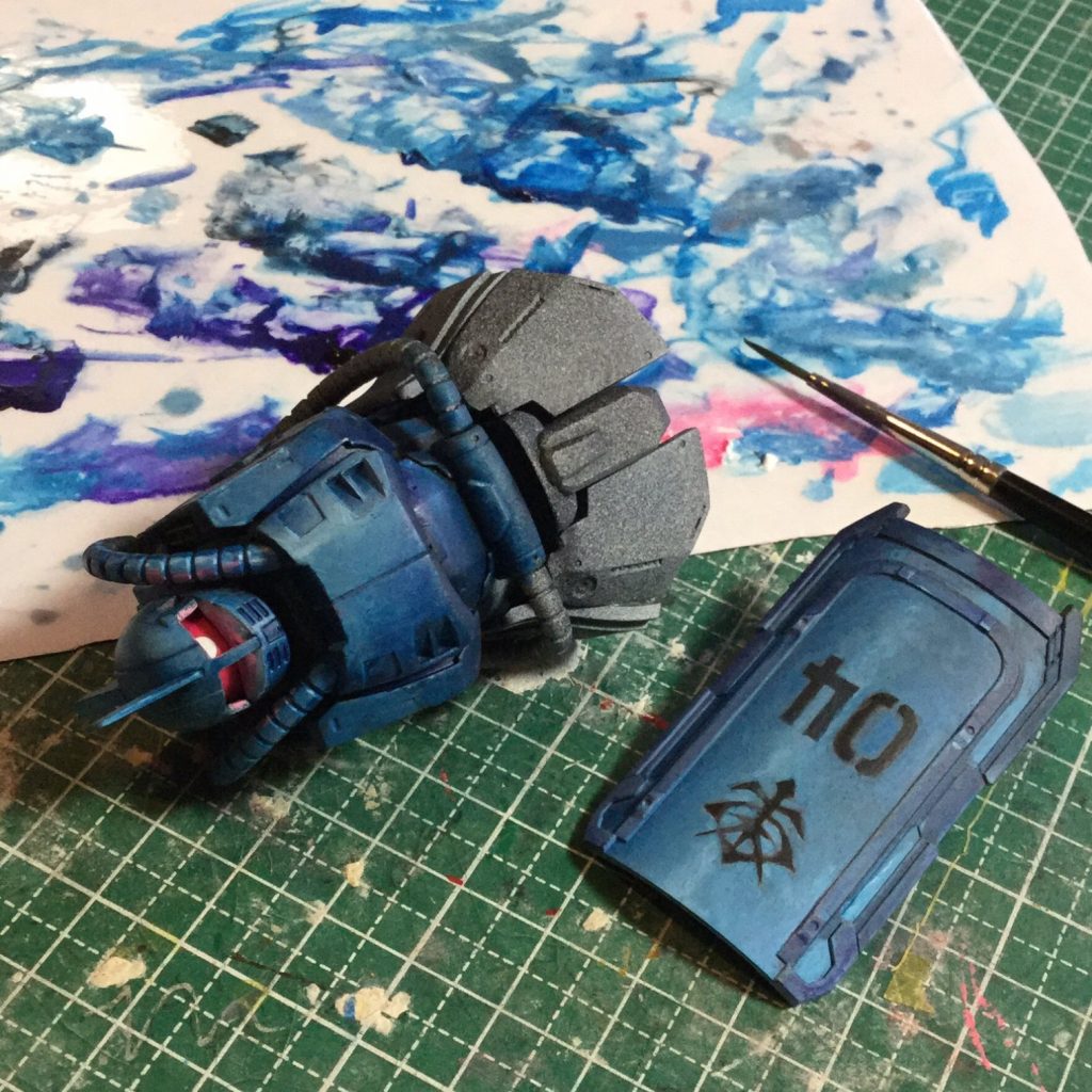 組み立てながら筆塗り中の写真