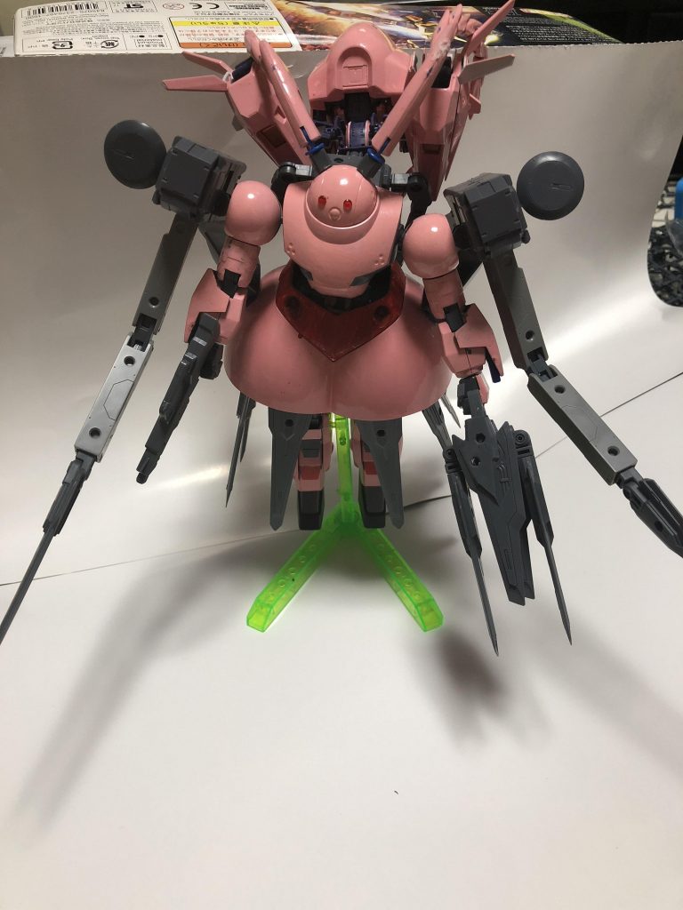 正面ショット、
うーんこれは確かにSAN値ががが（困惑

短足に見えますが少し前のめりなだけなので実際全高はかなり高いです。

サブアームは充電くんから取っておりミサイルもMSGです。

ちなみにこのミサイルは『プリティミサイル』と名称がある設定で、
普通のミサイルとは違い爆発が花火のようになっている設定がありますが、威力には大して変わらずです。

また、
スカート、左手ライフル、サブアームの手の部分にはバインダーガンを利用したマルチファンネルがあり
自分の意思の元で計12機のファンネルを使うことができます。

脚部はバーザムが使われていますが採用理由はヒールだからと言う単純な理由でした。
