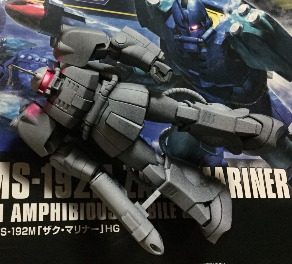 組み立ててサフ吹いたら、まずモノアイを塗りました