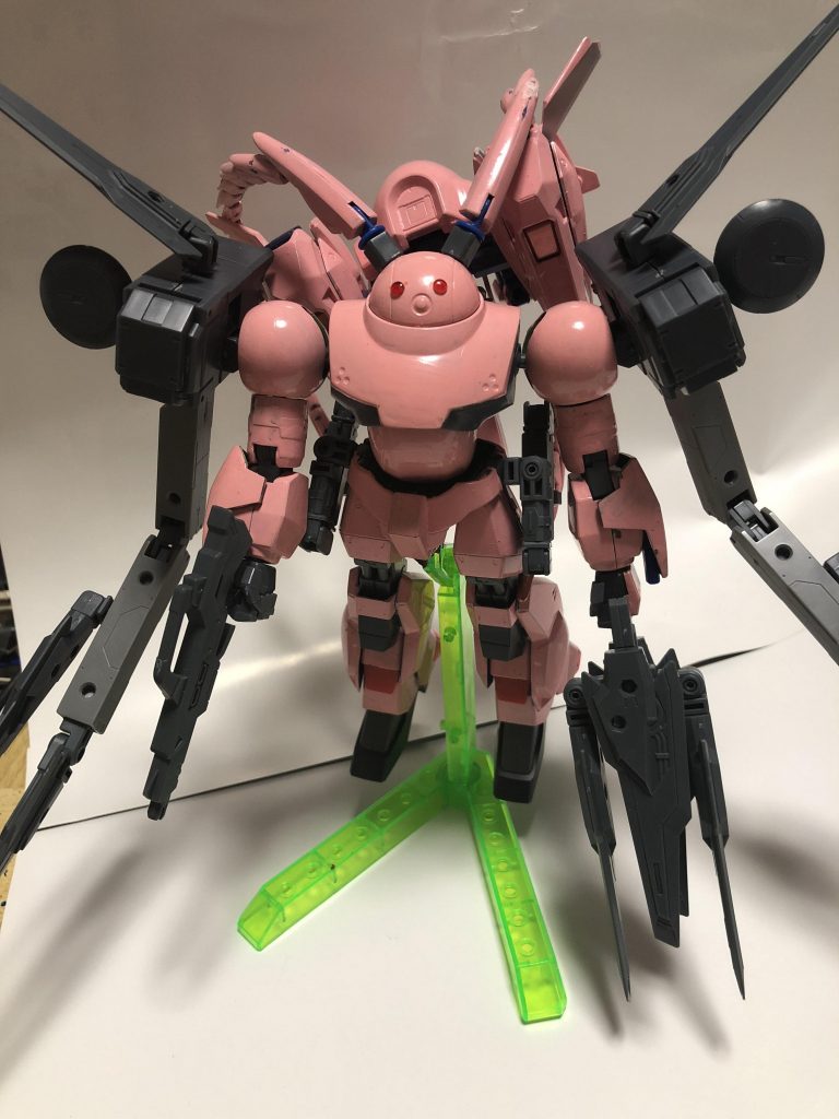 スカートパージ！

しても変わらないこの妙な感じ（笑）
腰の横にアームが付いていますが、
これは三連ビームサーベル発生器となっているので、
スカートをつけててもつけてなくても使える格闘装備になっています。