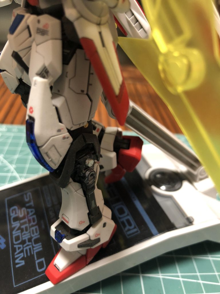 ふくらはぎは磁石でくっつけてます。見えないとこなので接着後がいいかげんです。