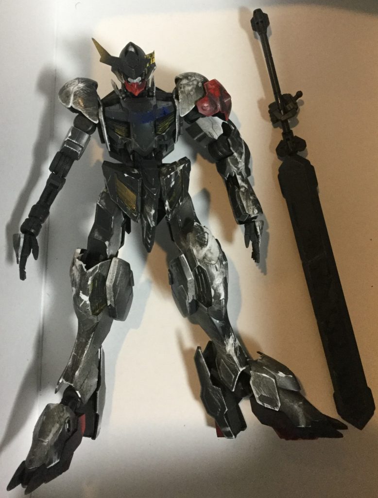 ナイフやニッパーでダメージ加工を加えながら組み立て