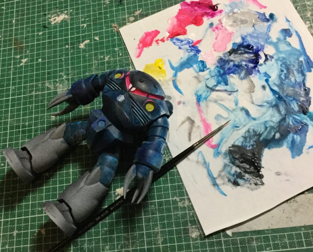 説明書どおりに組み立てて筆塗り中