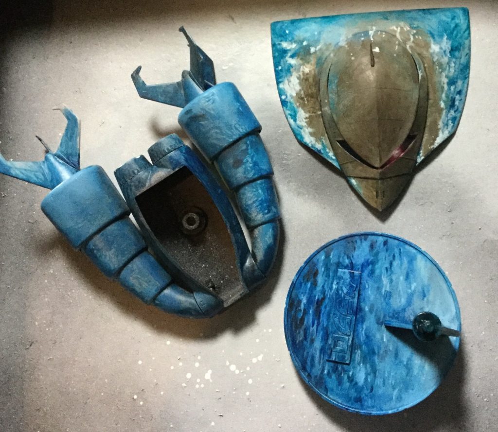 組み立てながら筆塗り、水も本体に描き込んじゃいます。