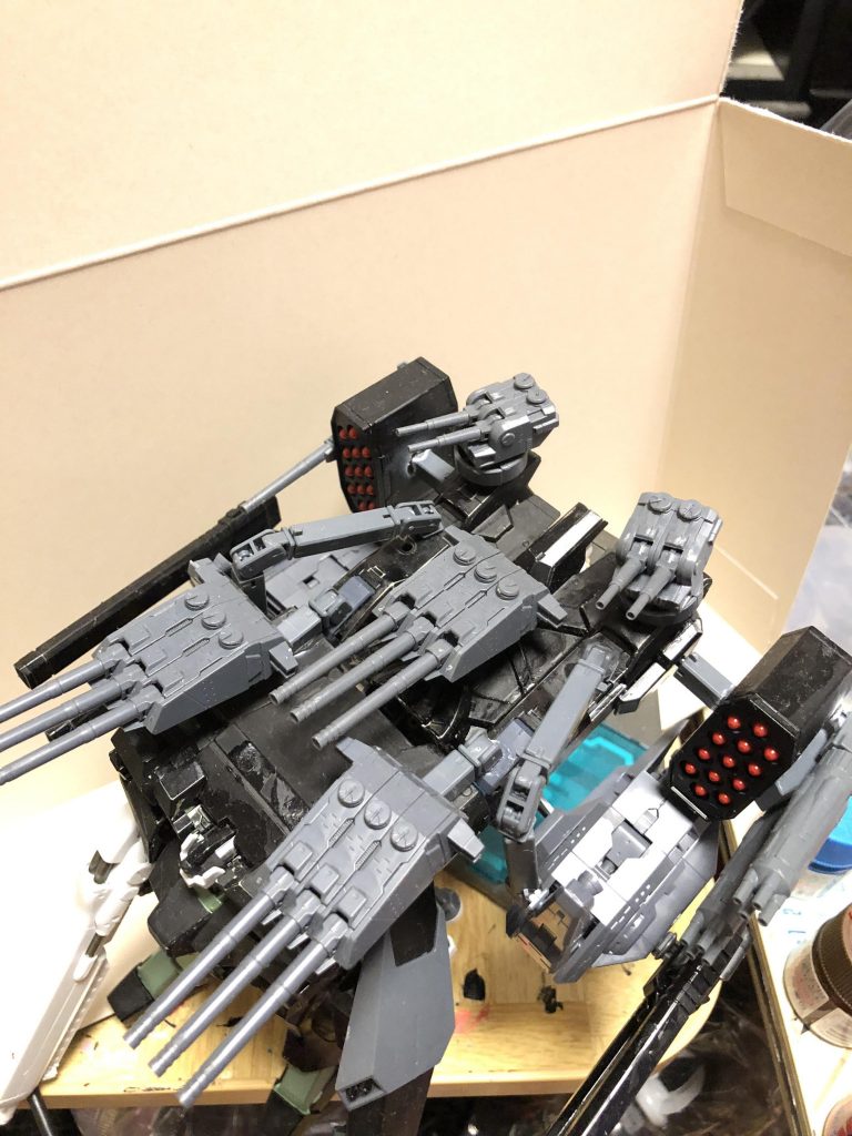 上から
ちなみに地上モードの際には中央砲台の脇にあるアームを使い、
横に装着しているブースター(レイジングブースター)を変形させて地面に足をつけて砲撃するイメージで考えています。
細すぎだろ、とか無理があるという話を友人からよく聞かされたのはいい思い出(殴