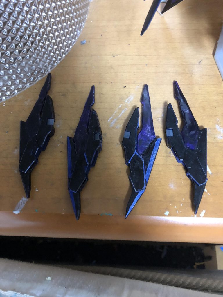 次は三つ目です。4つのファンネルです。盾と同様にクリアパーツは型を取ってレジンで作りました。