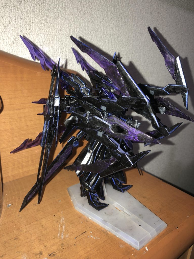 持たせる時には肩のパーツをそのまま後ろにすると持たせやすいです。