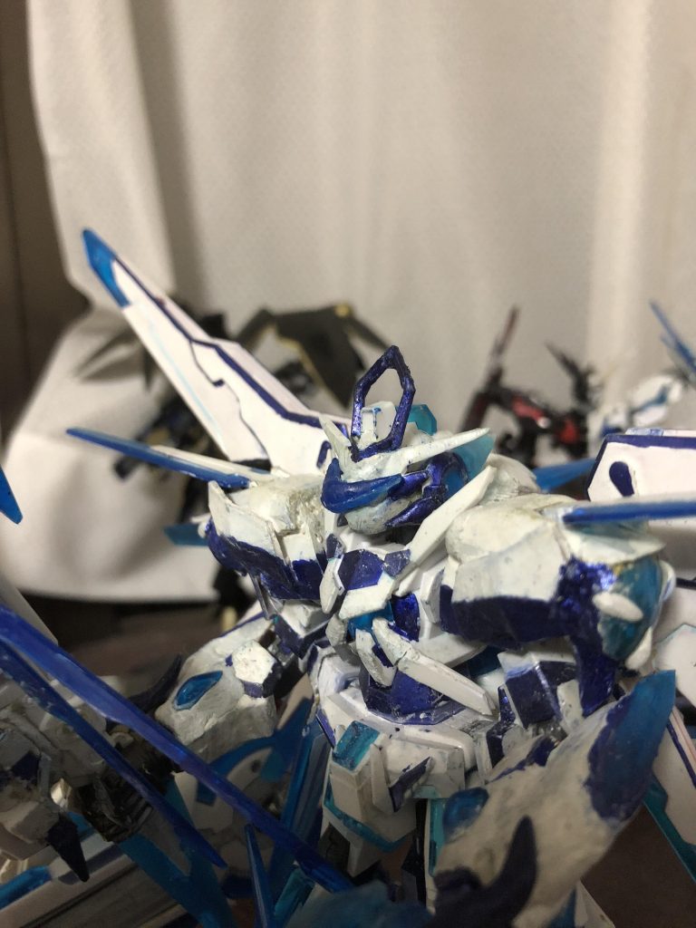 まずは顔は以前のスカウター部分に追加して、アンテナを輪っかにしてみました。イメージはポケモンのスイクンを参考にしました。