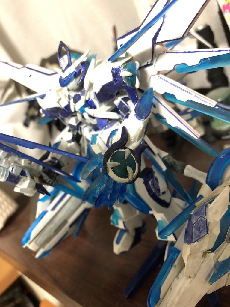 手は型を取ってからレジンで作りました。イメージはマスターガンダムの「ダークネスフィンガー」です。この青い手を名付けるとしたら、「ホーリーフィンガー」かな?笑笑