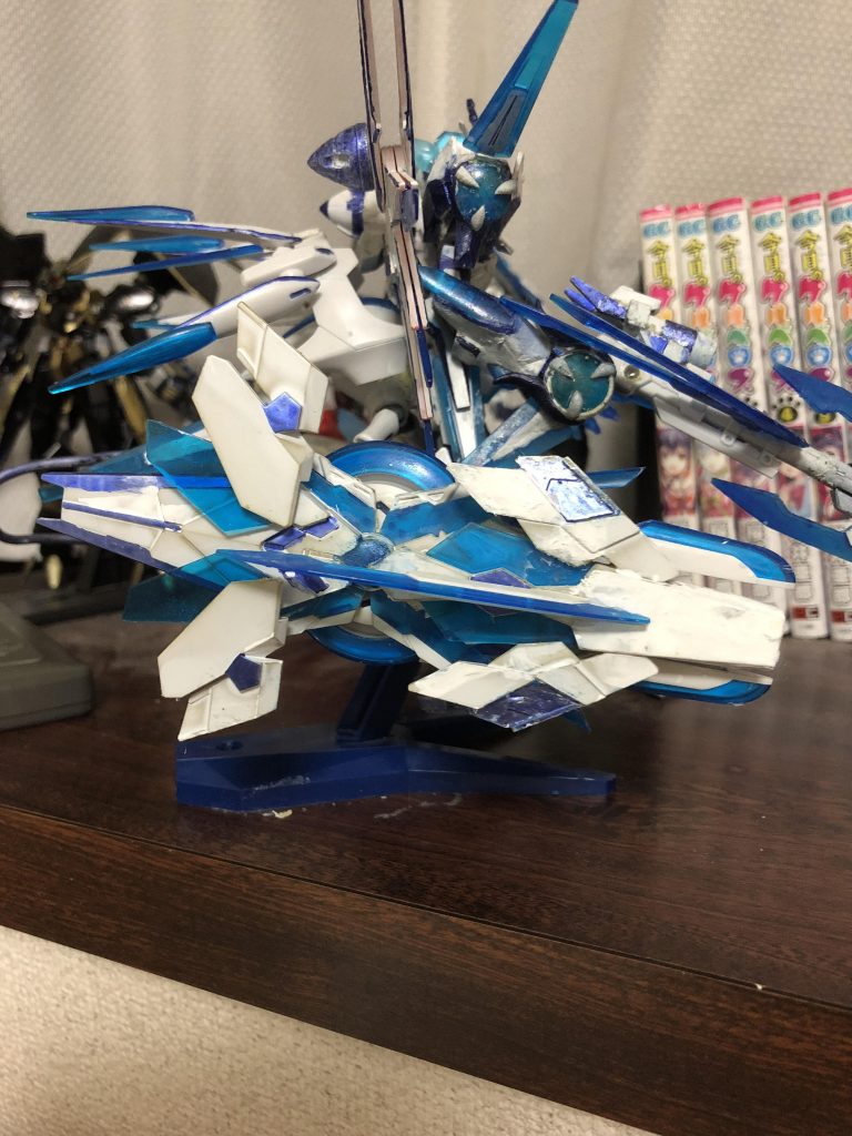 そして、腰にあるのは二つのビーム砲です。パーフェクトバックパックの上からフェネクス3号機のバックパックを付けたらしっくりきました。