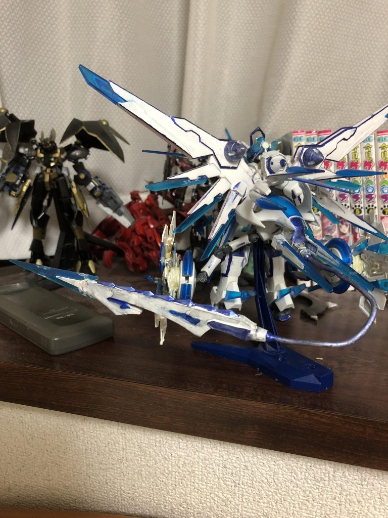 そして、後ろのテイルブレードです。相手を串刺しにして捕まえます。ワイヤー部分も塗装しました。