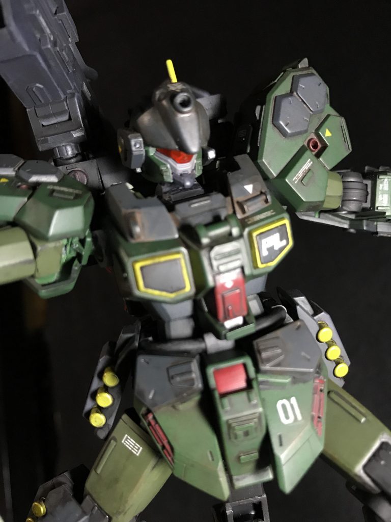 アップで。頭部バイザーはパテで延長してます。胸のマーキングで分かると人はわかると思います。ブルーディスティニー用のマーキングを使用してます。
エグザム搭載機です！笑