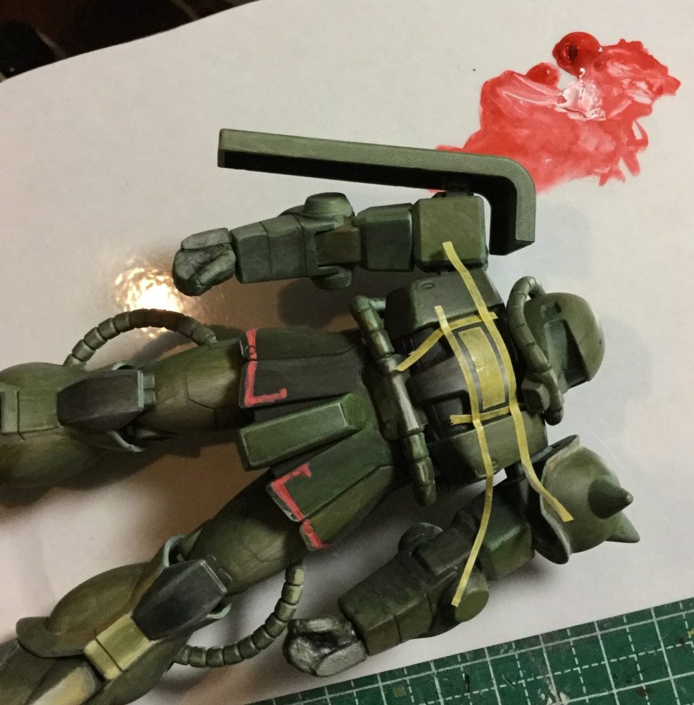 マスキングテープをガイドにマーキング中