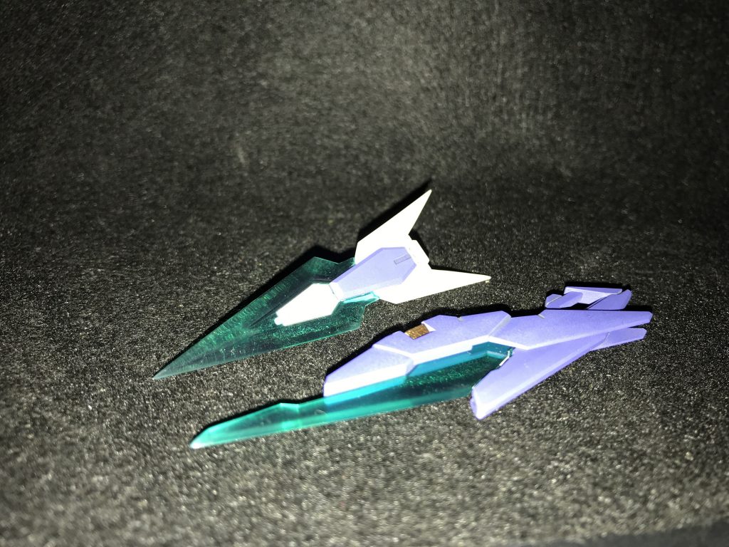 クリアパーツはかなりシャープにしました。
ファンネルの方は刃をつけてより鋭く。
また表面処理をしてしっかりと平らに。コンパウンドで磨きよりツヤツヤに！