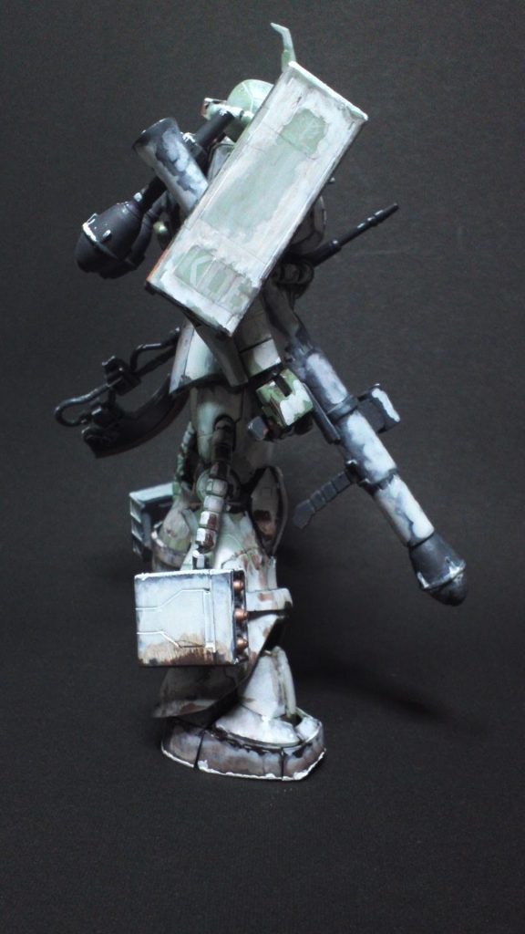 ミサイルポッドはHGUCザクIIから流用。ほぼそのまま付けれます(バンドが長いので幅詰めしてます)