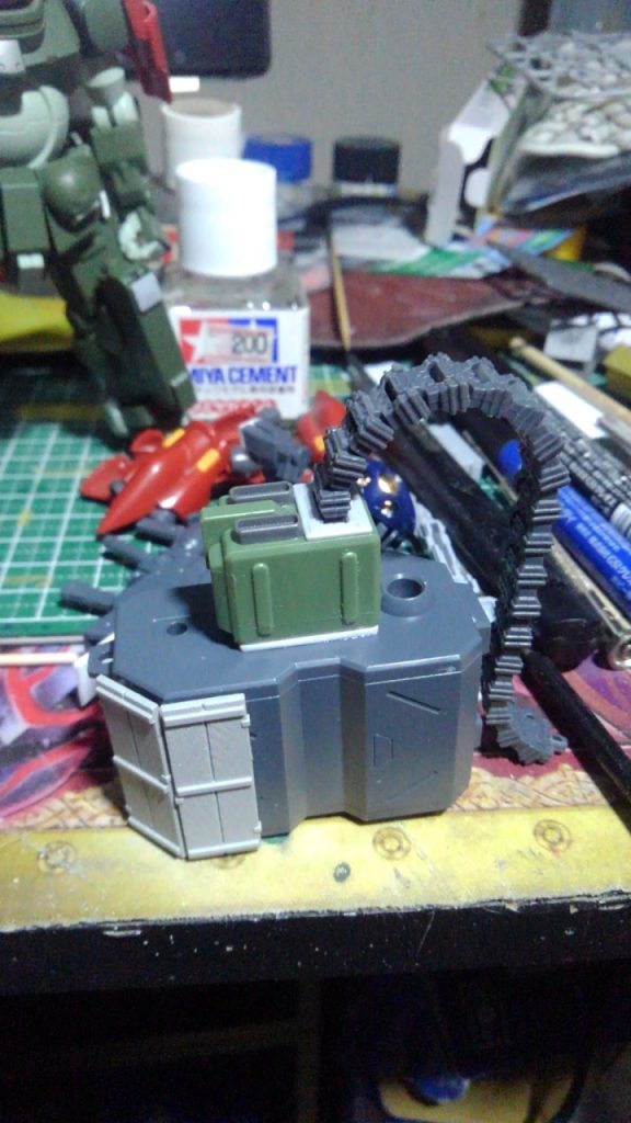 コンテナ周り。ティエレンの背中に色々貼ってます。