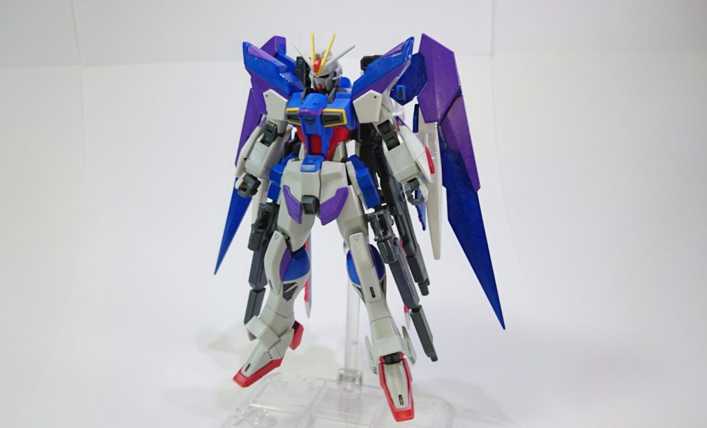 フロントショットです。
HGCEストライクフリーダムガンダムの肩とビームシールド発生機を移植したのみで大きく改造していません。