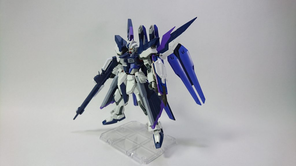 フロントショット。
ご覧の通りストライクをベースにいろいろミキシングしています。
ガンスタをご覧の方であれば一目瞭然ではあると思いますが
ハイニューブレイブ
アメイジングストライクフリーダム
のパーツがメインになっております。