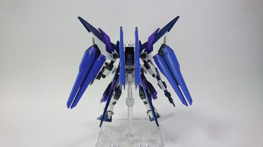 バックショット。
ハイニューブレイブのファンネルポッド(?)にAストライクフリーダムのドラグーン接続パーツが見事に組み合わさったことからこの機体は始まっています。