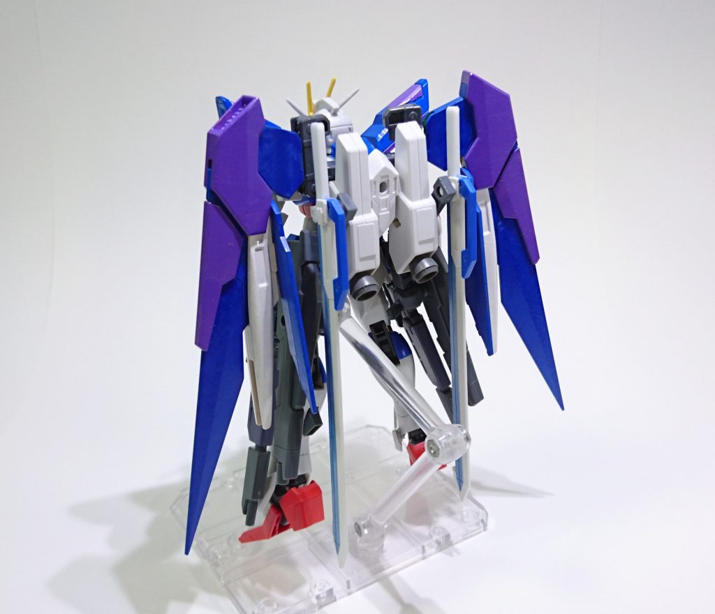 バックショットです。
HGBFガンダムフィニーチェリナーシタのウイングパーツにいろいろなジャンクパーツを組み合わせてバックパックを構築しました。
光の翼は見栄えがいいのですがバッテリー動力のMSでは負担が大きすぎると思いスラスターと能動空力翼のみで機動性を向上させる方向性です。
機体構造強化やコスト面を考慮したという設定でコアスプレンダーは搭載していません。なので分離合体もしません。