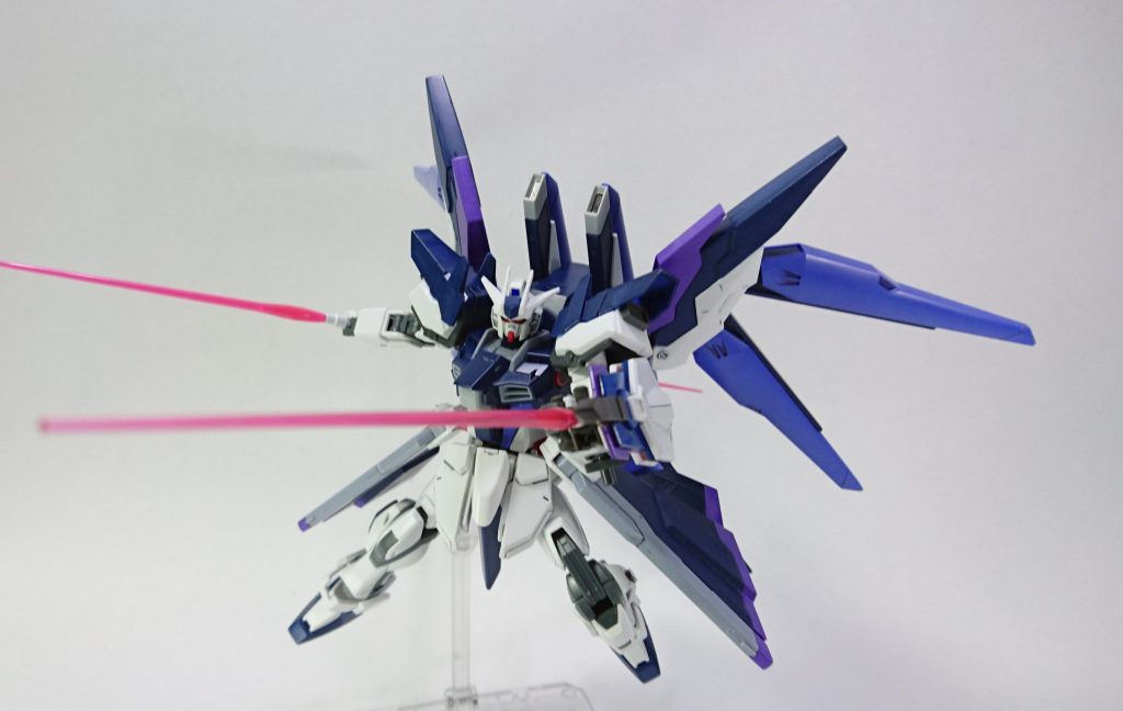 カラーリングは、ガンダムマーカーで使ってみたかったティターンズブルーをベースにパープルを組み合わせてみました。
Aストライクフリーダムの青色が比較的紫に近いように見えたので紫をチョイスしました。
塗ってみたらまったく違ったのですがその時にはもう戻れなかったです。