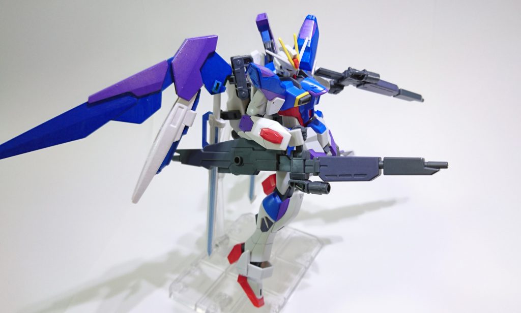 合体ランチャー。
前述したギミックがこれです。ビームライフルとキャノンを合体させて高威力射撃を行えます。
デスティニーインパルスといえばテレスコピックバレルビーム砲やウルフズベインといった長射程ビーム砲なのでそういったものを組み込みたかったのですが、取り扱いが大変そうだなあと思っていました。
アメイジングレッドウォーリアのビームライフルをいじっていたところ合体させる方式を思いつき取り込んでみました。