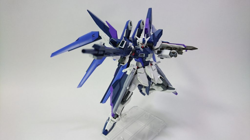 試作ロングレンジビームライフル
長射程、高精度型に改造されたビームライフル。
後に分離合体機構を持ったライフルに試験データが応用される。
Aストライクフリーダムのライフルからドラグーンをとっぱらったものです。
結構スタイリッシュでカッコいいと思います。